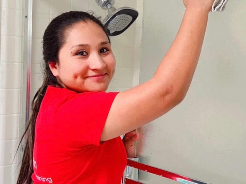 Lesly - House cleaner